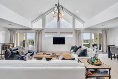 Lakefront 3BR w Balconies Near French Qtr House in New Orleans