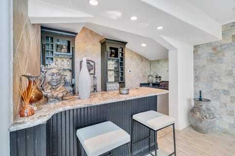 Lakefront 3BR w Balconies Near French Qtr House in New Orleans