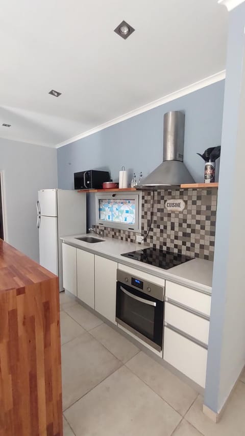 Kitchen or kitchenette, oven, pet friendly, stove