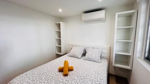 Bed, Photo of the whole room, Bedroom, air conditioner