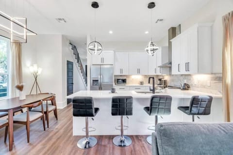 Mid-City 5BR w Balcony & Backyard Oasis House in New Orleans