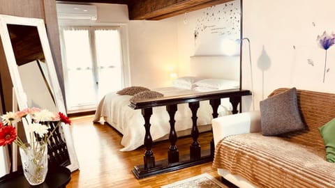 Bed, Living room, Photo of the whole room, Seating area, Bedroom
