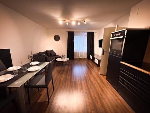 TV and multimedia, Kitchen or kitchenette, Dining area, oven, stove