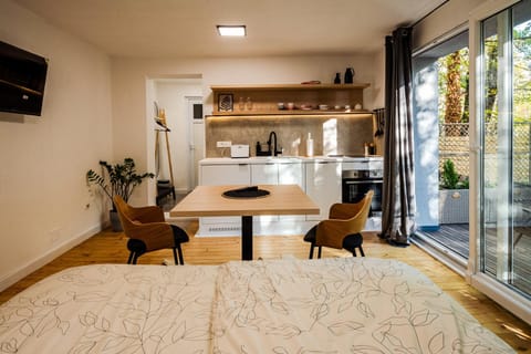 TV and multimedia, Photo of the whole room, Seating area, Dining area