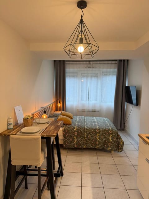 Bed, TV and multimedia, Photo of the whole room, Dining area, Bedroom, Lunch