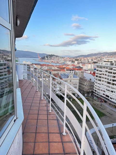 View (from property/room), Balcony/Terrace, City view, Sea view