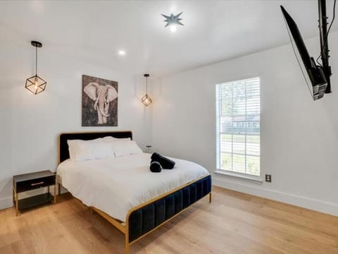 Holiday 4BR 2BA Home with Pool, Hot Tub, Fire Pit House in Irving