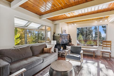 Cedar Chalet by Tahoe Getaways - Stunning 3BR with Fireplace & Pet Friendly House in Tahoe Vista