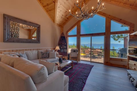 Crystal Lakeview Lodge by Tahoe Getaways - Private Hot Tub, Foosball Table & Tahoe Park HOA House in Tahoe City