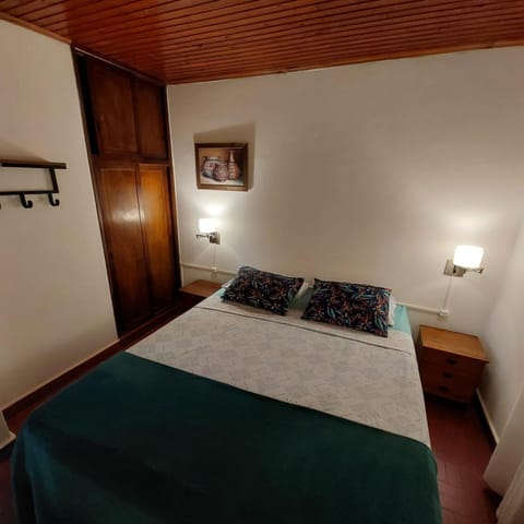 Photo of the whole room, Bedroom, wardrobe
