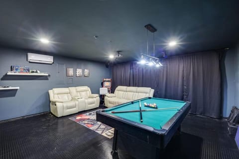 Elite 5BR 3,5BA Holiday Home with Game Room, Hot Tub, & Sauna House in Arlington