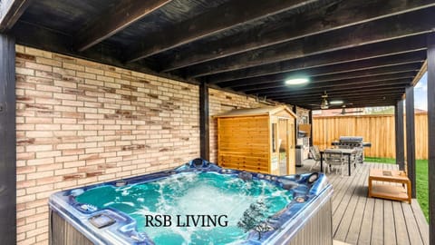 BBQ facilities, Hot Tub, Seating area, Dining area, sunbed