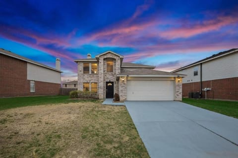 Elite 5BR 3,5BA Holiday Home with Game Room, Hot Tub, & Sauna House in Arlington