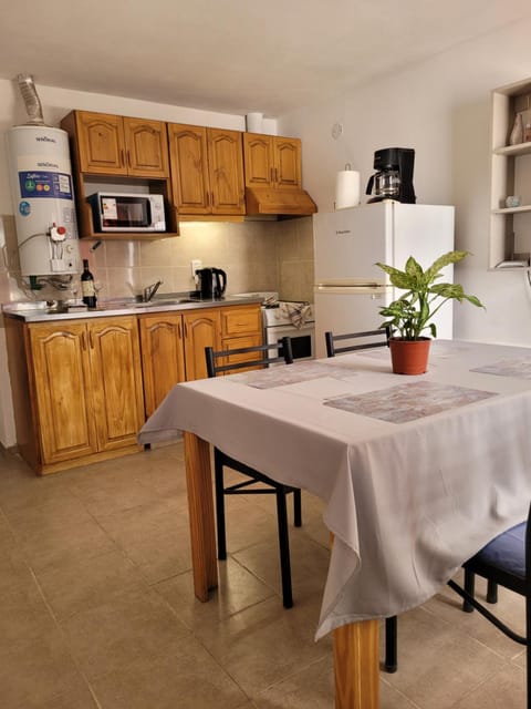 Kitchen or kitchenette, Dining area, Buffet breakfast, minibar, pet friendly, kitchen