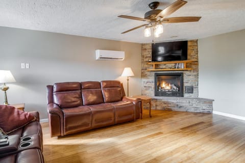 Peaceful Russell Springs Home with Fire Pit and Pond! House in Lake Cumberland