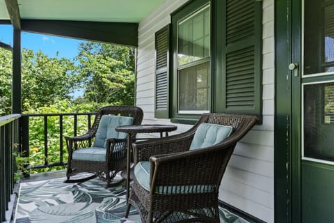 Stunning Cottage in Famous KY Garden -Sleeps 2 Apartment in Louisville