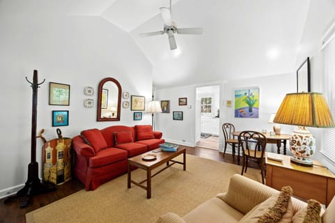 Stunning Cottage in Famous KY Garden -Sleeps 2 Apartment in Louisville