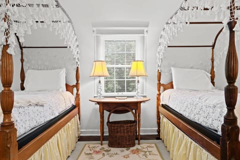 Stunning Cottage in Famous KY Garden -Sleeps 2 Apartment in Louisville