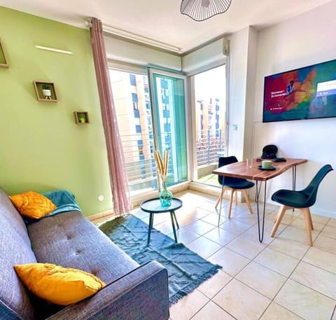 Lumineux T1 : balcon, TV sat&VOD, proche Part-Dieu & Université Apartment in Villeurbanne