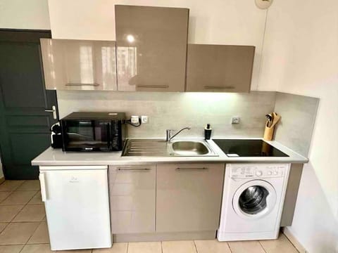 Lumineux T1 : balcon, TV sat&VOD, proche Part-Dieu & Université Apartment in Villeurbanne