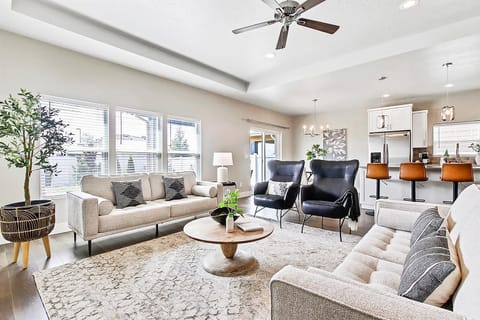 Kitchen or kitchenette, Living room, Photo of the whole room, Seating area