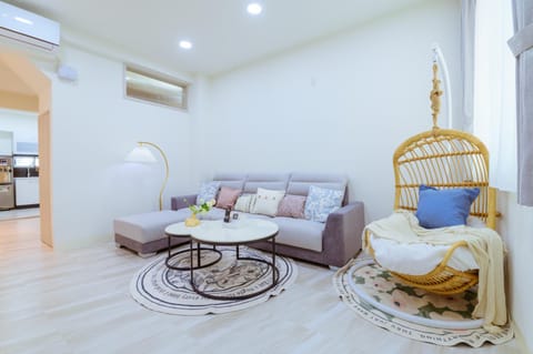 Communal lounge/ TV room, Living room, Seating area, Dining area, air conditioner