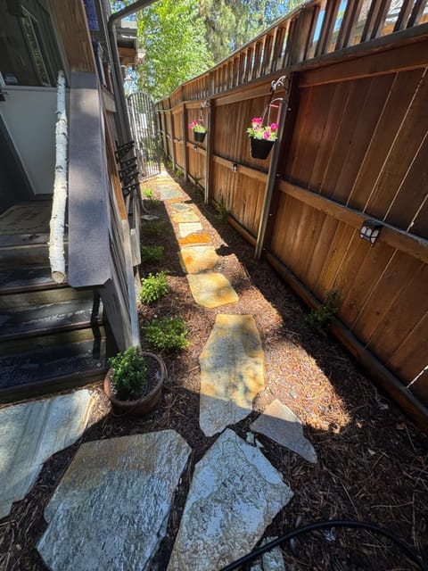 Lake Tahoe Luxury Guest Quarters House in Al Tahoe