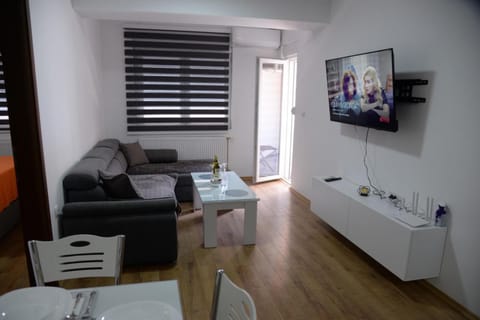 Communal lounge/ TV room, TV and multimedia, Living room, Seating area, Dining area