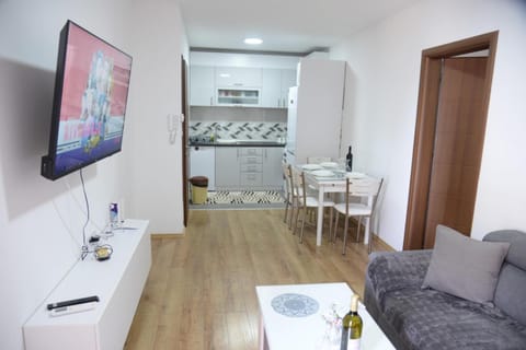 TV and multimedia, Kitchen or kitchenette, Living room, Dining area