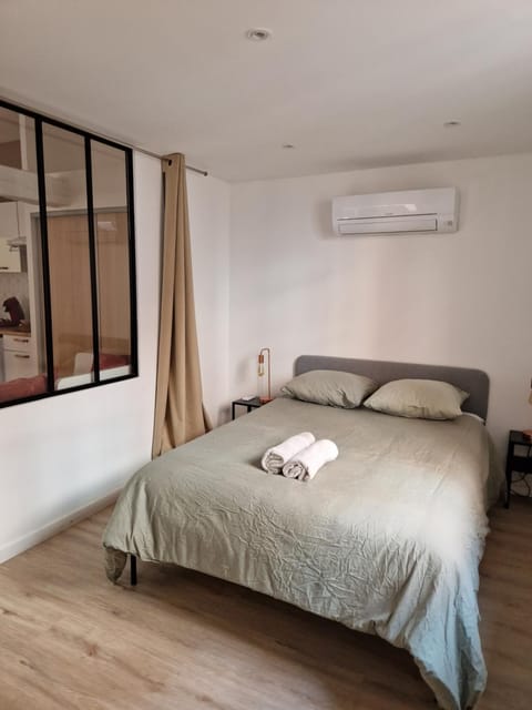 Bed, Photo of the whole room, Bedroom, towels