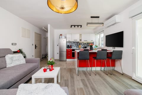 Communal lounge/ TV room, TV and multimedia, Kitchen or kitchenette, Living room, Seating area, Evening entertainment, minibar, air conditioner