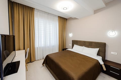 Bed, TV and multimedia, Photo of the whole room, Bedroom