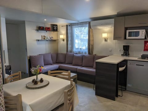 Living room, Seating area, minibar, pet friendly, stove