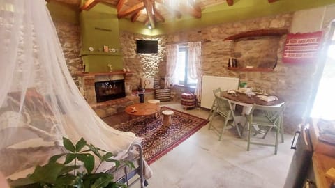 Kitchen or kitchenette, Seating area, Dining area, flat iron