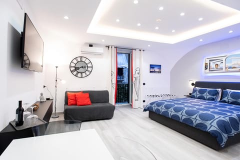 Bed, TV and multimedia, Balcony/Terrace, Photo of the whole room, Decorative detail, Seating area, Bedroom, hair dresser, air conditioner