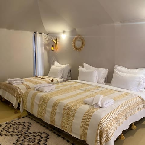 Property building, Bed, Photo of the whole room, Bedroom, towels