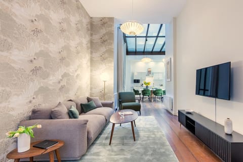 TV and multimedia, Living room, Seating area, Evening entertainment