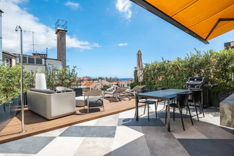 Shower, BBQ facilities, View (from property/room), Balcony/Terrace, Seating area, Dining area, sunbed