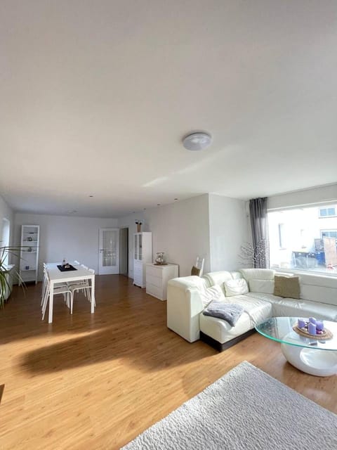 Communal lounge/ TV room, TV and multimedia, Balcony/Terrace, Living room, Seating area, Dining area