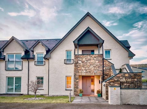 The Steadings, Aviemore Luxury 5 star rated 3 Bed with home cinema garden and parking Apartment in Aviemore