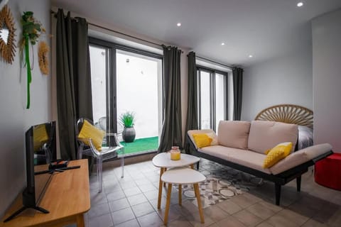 Bed, Seating area, Bedroom