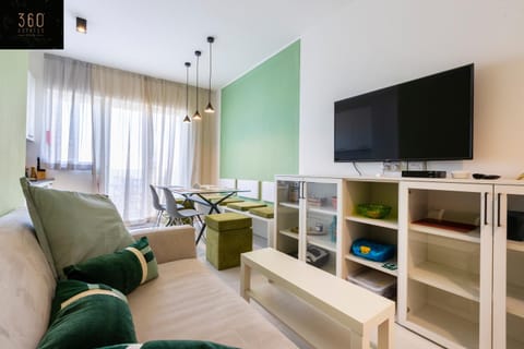Communal lounge/ TV room, TV and multimedia, Living room, Seating area, Evening entertainment