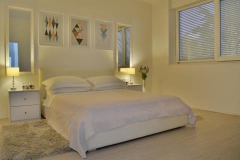 TV and multimedia, Bedroom, Garden view