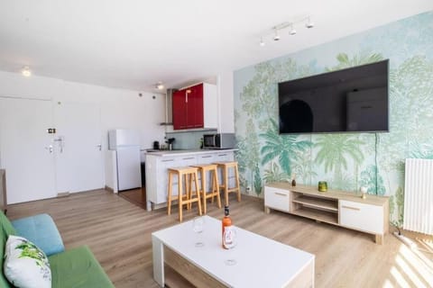 TV and multimedia, Living room, Dining area, minibar, stove