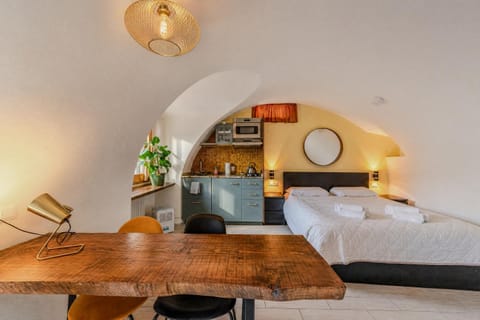 Bed, TV and multimedia, Living room, Photo of the whole room, Seating area, Bedroom