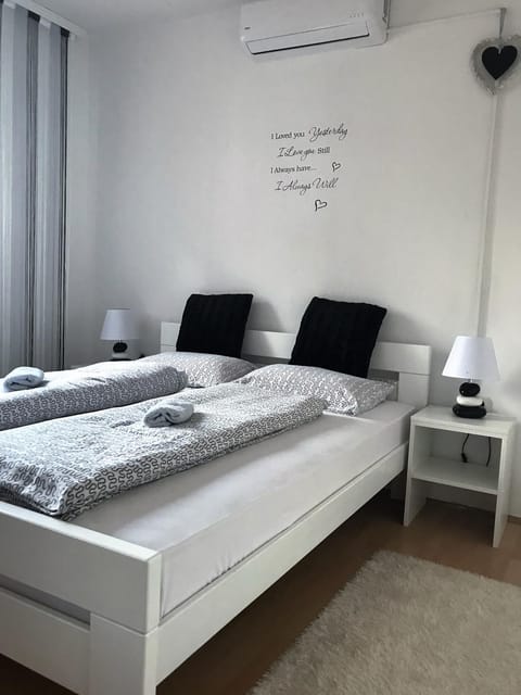 Bed, Photo of the whole room, Decorative detail, Decorative detail, Bedroom