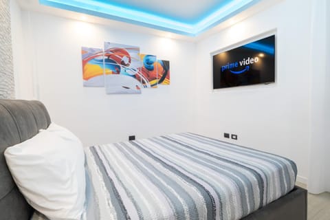 Bed, TV and multimedia, Photo of the whole room, Evening entertainment, Bedroom, locker, air conditioner