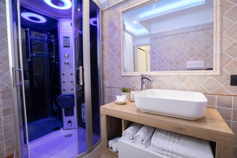 Shower, Hot Tub, Hot Tub, Steam room, Bathroom, Spa and wellness centre/facilities, towels