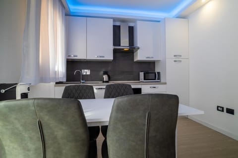 Coffee/tea facilities, Kitchen or kitchenette, Living room, Seating area, Dining area, minibar, pet friendly, stove, air conditioner