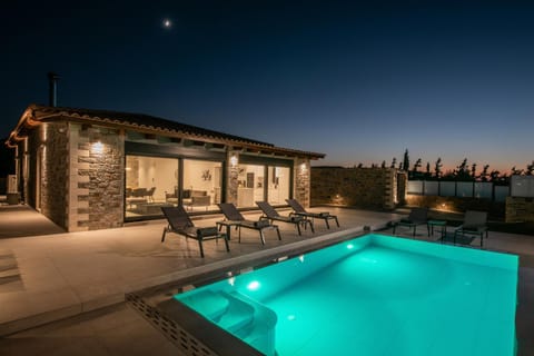 Swimming pool, sunbed